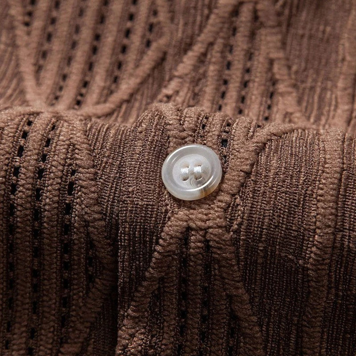 Moderne herresett i lin med kortermet skjorte og shorts for en trendy og avslappet sommerlook.