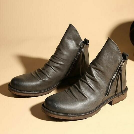 Stilige og komfortable herrestøvler for menn. Fritidssko for høst og vinter, passer til casual og formell bruk.