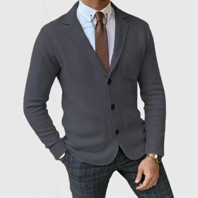 Myk skreddersydd strikkblazer for menn, gir komfort og en stilig look i hverdagen.