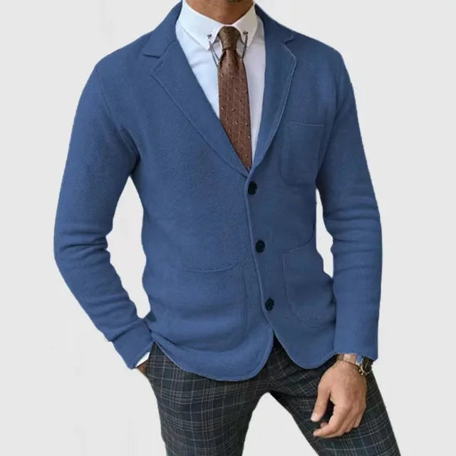 Klassisk herreblazer i strikk, tidløst design og moderne mote for menn.