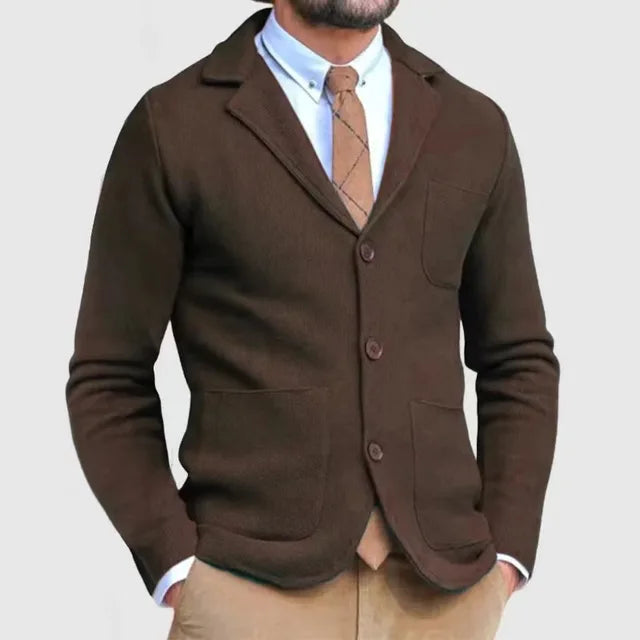 Formell strikkblazer, perfekt for kontoret eller spesielle arrangementer, gir et skreddersydd utseende.