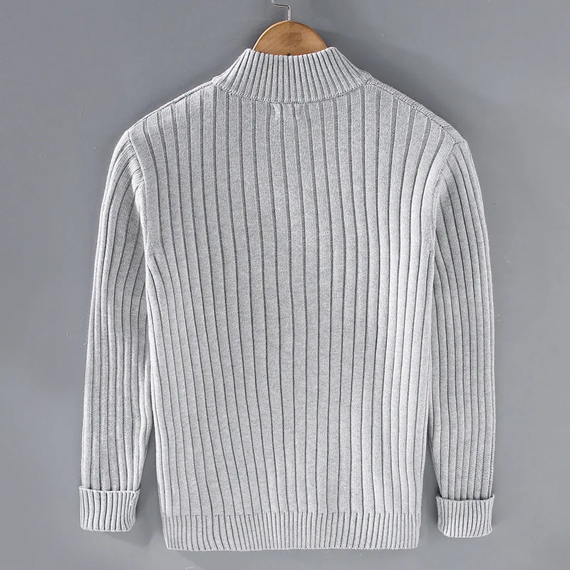 Modell viser moteriktig herre strikkegenser i urban stil, perfekt for lagvis antrekk i hverdagen.