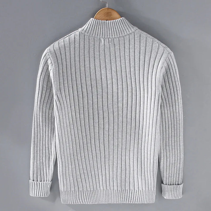 Modell viser moteriktig herre strikkegenser i urban stil, perfekt for lagvis antrekk i hverdagen.