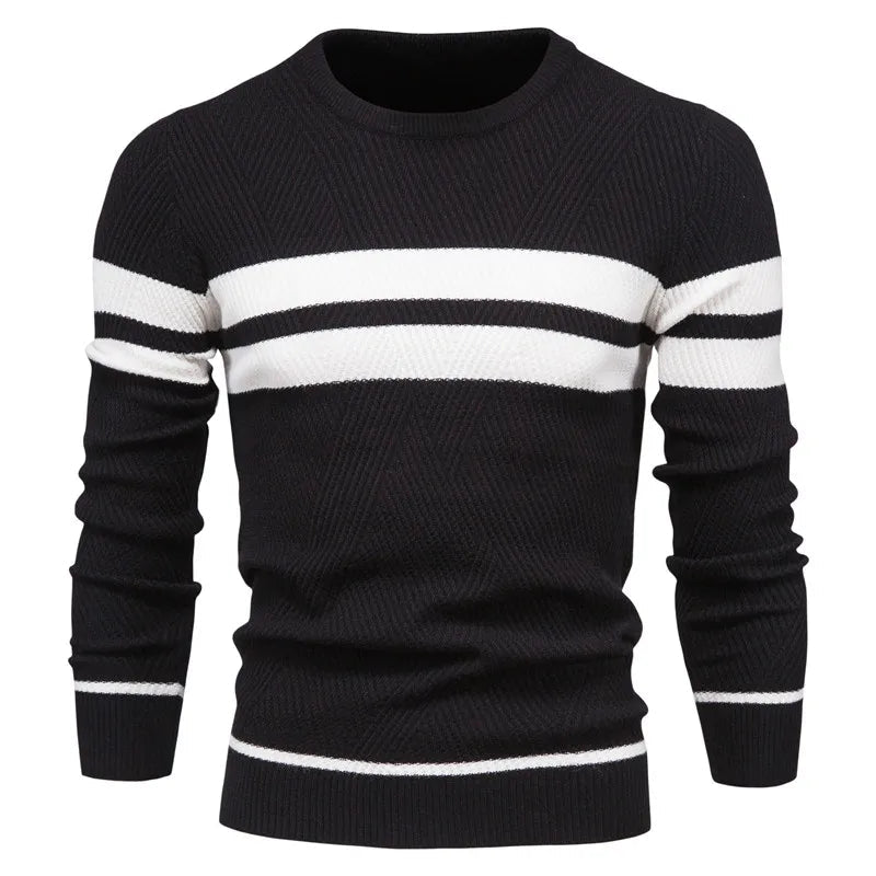 Detaljert bilde av herregenser, strikket mønster, rund hals og markante doble striper. Myk herresweater.