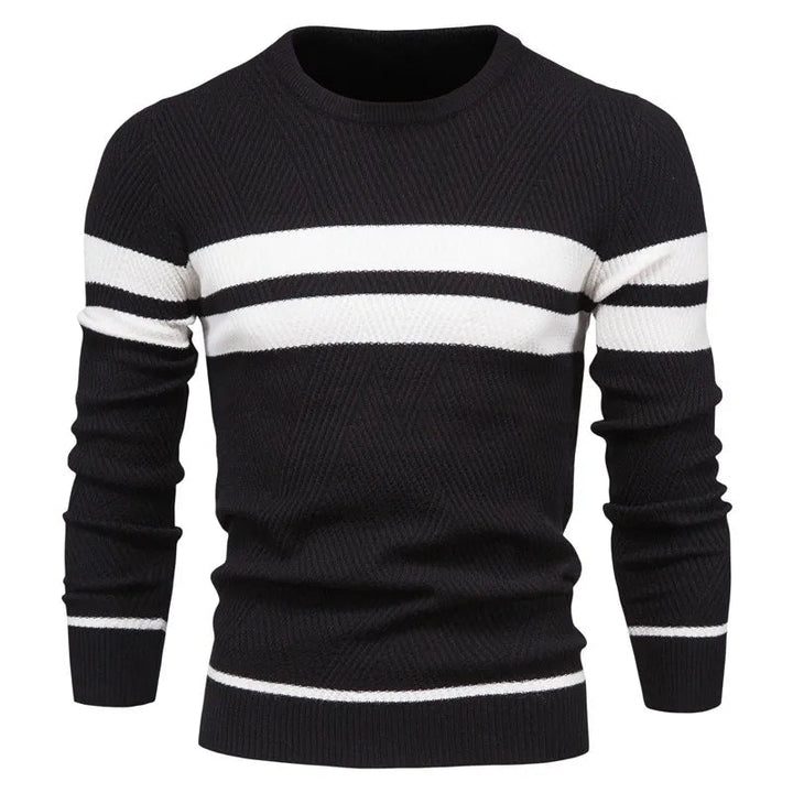 Detaljert bilde av herregenser, strikket mønster, rund hals og markante doble striper. Myk herresweater.
