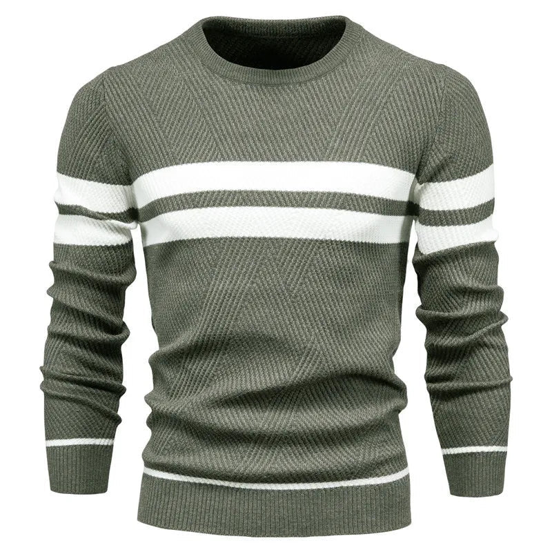 Mann iført casual herregenser med rund hals og doble striper. Perfekt strikket genser for hverdag og komfort.