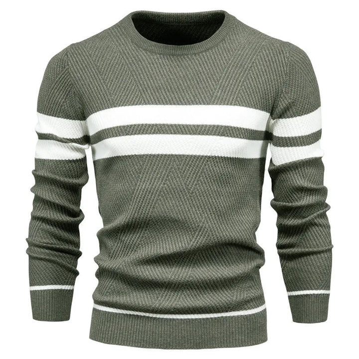 Mann iført casual herregenser med rund hals og doble striper. Perfekt strikket genser for hverdag og komfort.