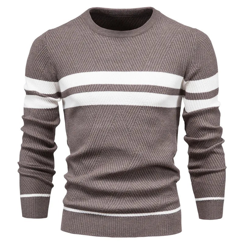 Klassisk herregenser, strikket med rund hals og trendy doble striper. Allsidig og varm strikkegenser for herre.