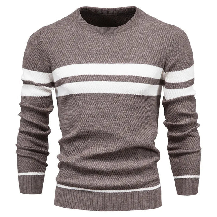 Klassisk herregenser, strikket med rund hals og trendy doble striper. Allsidig og varm strikkegenser for herre.
