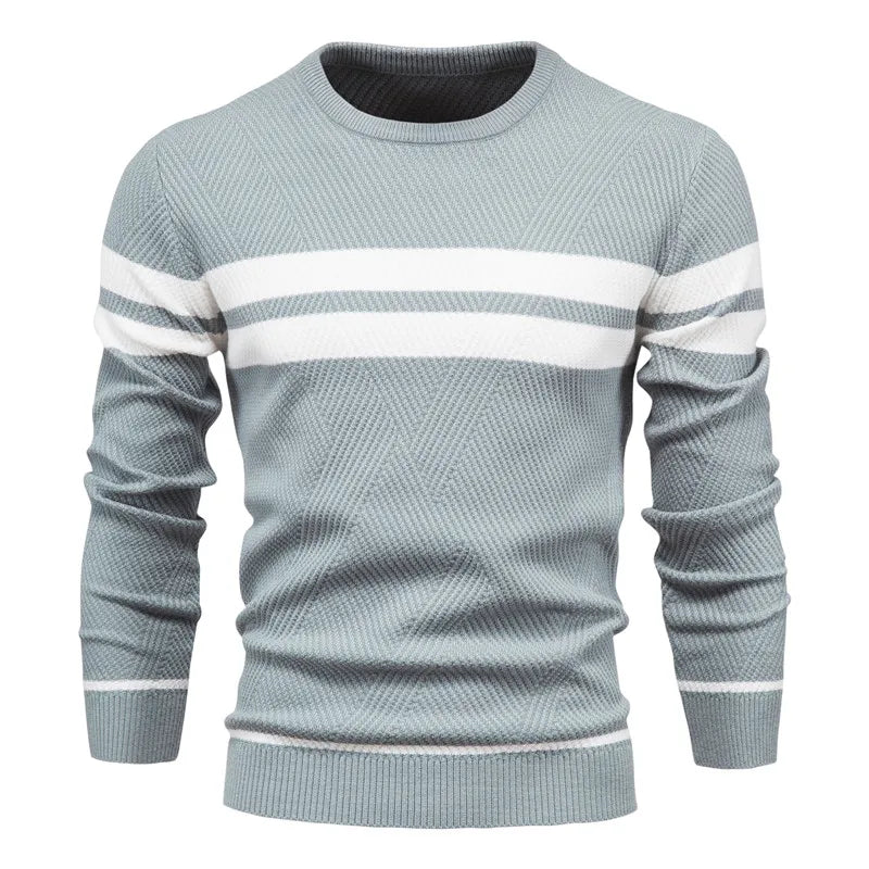 Mørk herre strikkegenser med rund hals og subtile doble striper. En varm og elegant strikket genser for menn.