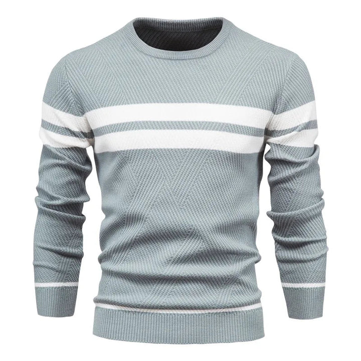 Mørk herre strikkegenser med rund hals og subtile doble striper. En varm og elegant strikket genser for menn.
