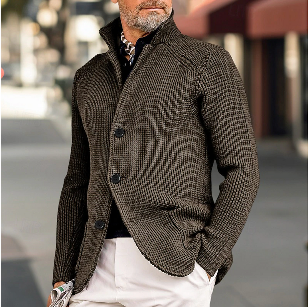Elegant herrecardigan med høy krage og ribbet tekstur. Perfekt for både casual og pyntet menns stil.
