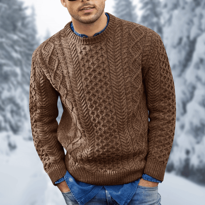 Mann i avslappet strikket genser i klassisk design. Ideell for casual bruk og lag-på-lag styling.
