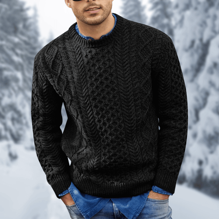 Mann som viser elegant strikket herregenser, perfekt for vintermote og casual hverdagsstil. Varm & komfortabel.