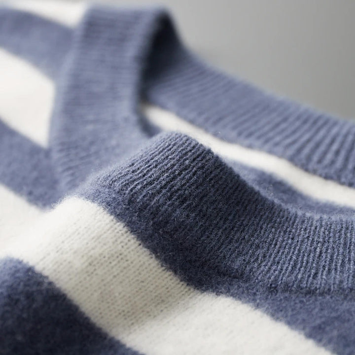 Casual herregenser: Stilfull stripete o-hals genser, designet for komfort og moderne uttrykk.