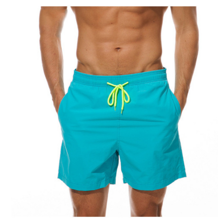 Behagelige herre svømmeshorts, ideelle for avslapning og aktivitet i solen ved vannet.