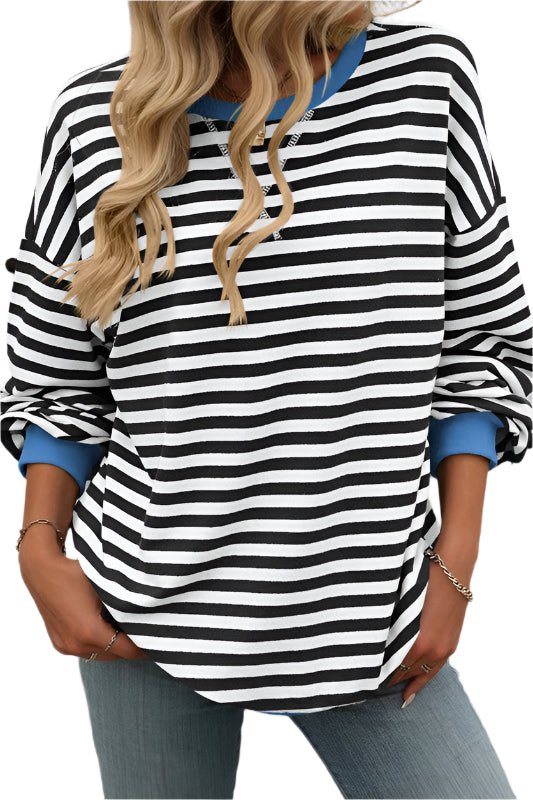 Komfortabel damesweatshirt med rund hals og tidløse svarte og hvite striper. Perfekt for hverdag og fritid.