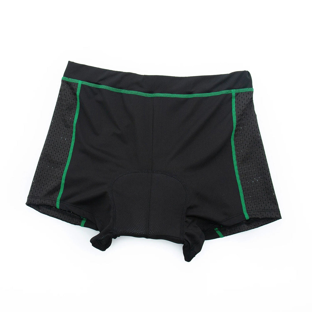 Syklist iført herre sykkelshorts med 5D gelpute, demonstrerer fleksibilitet og optimal komfort.