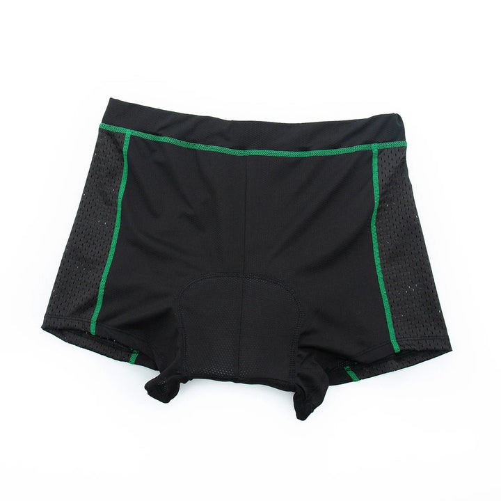 Syklist iført herre sykkelshorts med 5D gelpute, demonstrerer fleksibilitet og optimal komfort.