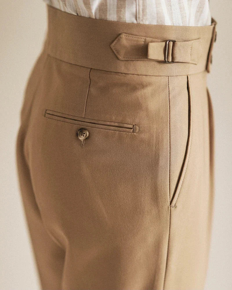 Moderne herre dressbukser med høy midje. Plissert front gir stilig look for formelle events & businessmøter.