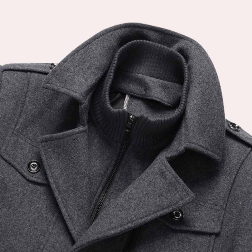Herre vinterfrakke i todelt design med dype lommer, viser stoff og detaljer for varme dager.