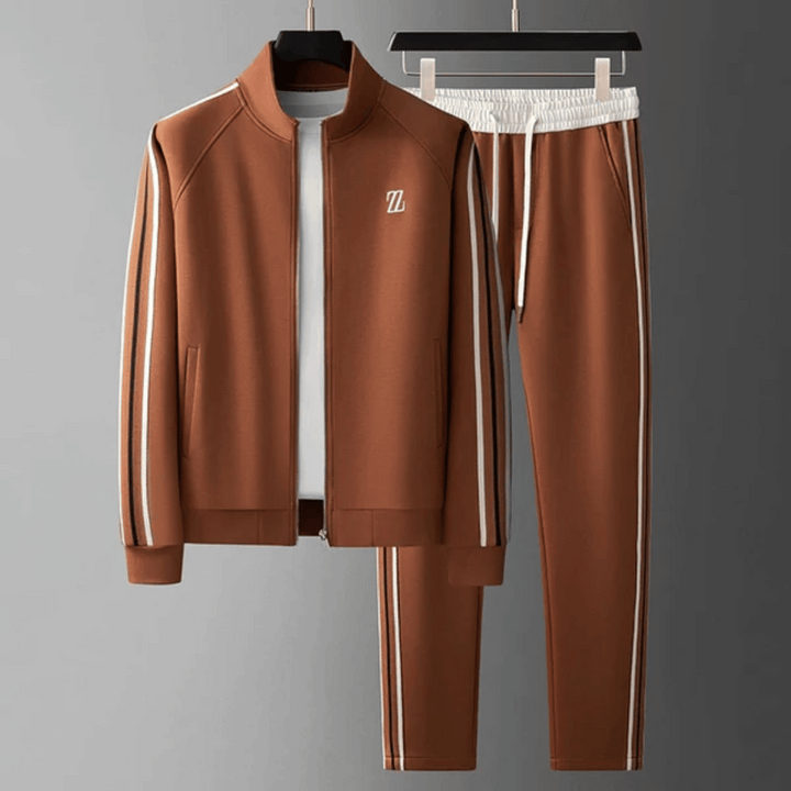 Moderne herre treningsdress i sporty design, ideell for aktivklær og hverdag.