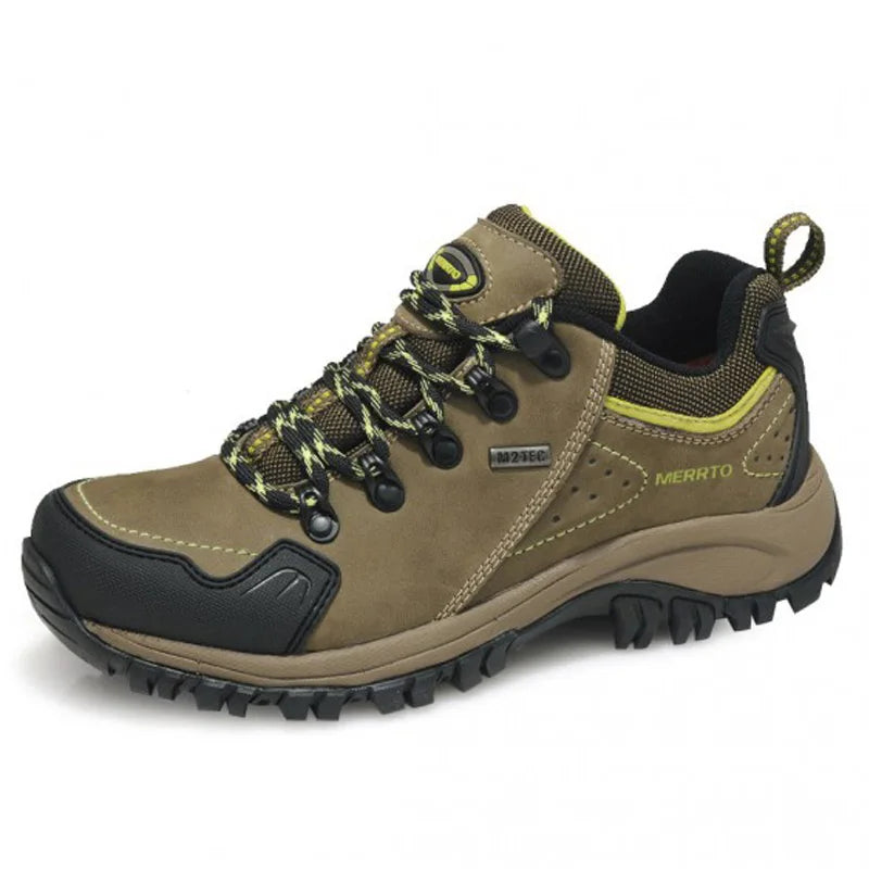 Bakside av herre tursko. Fremhever ankelstøtte og robust design for krevende terreng og hiking.