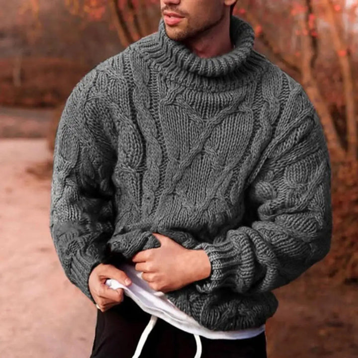 Komfortabel herre turtleneck genser i ullstrikk med flettet mønster. Varm og moderne for kaldere dager.