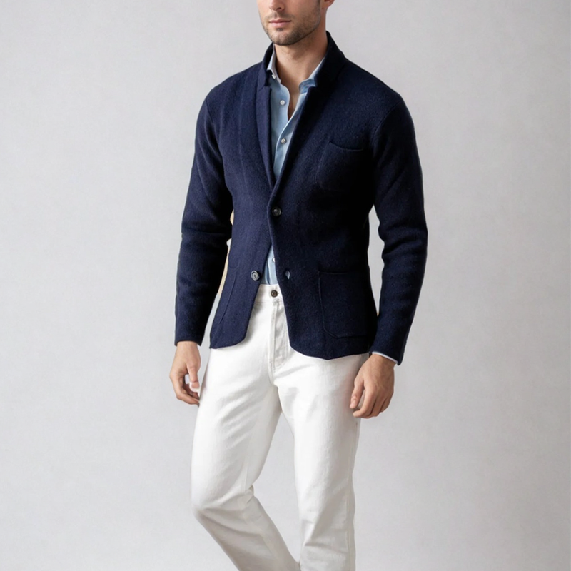 Detaljbilde av de praktiske lommene på en stilren herreblazer, perfekt for smart casual look.