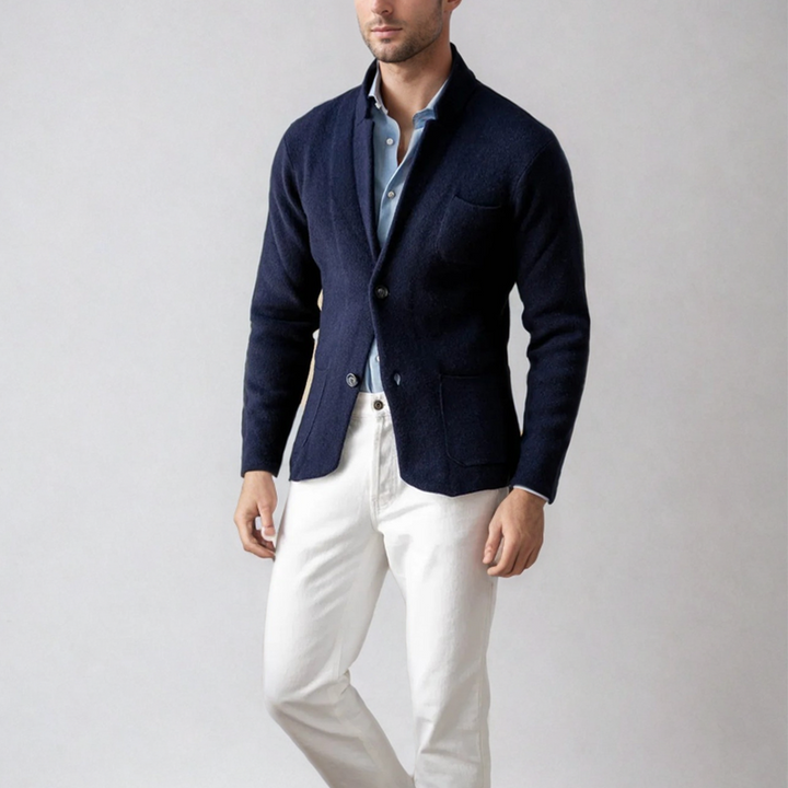 Detaljbilde av de praktiske lommene på en stilren herreblazer, perfekt for smart casual look.