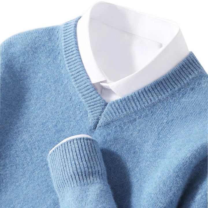 Herre V-hals genser i myk merinoull, tidløs stil for smart casual og hverdagsbruk.