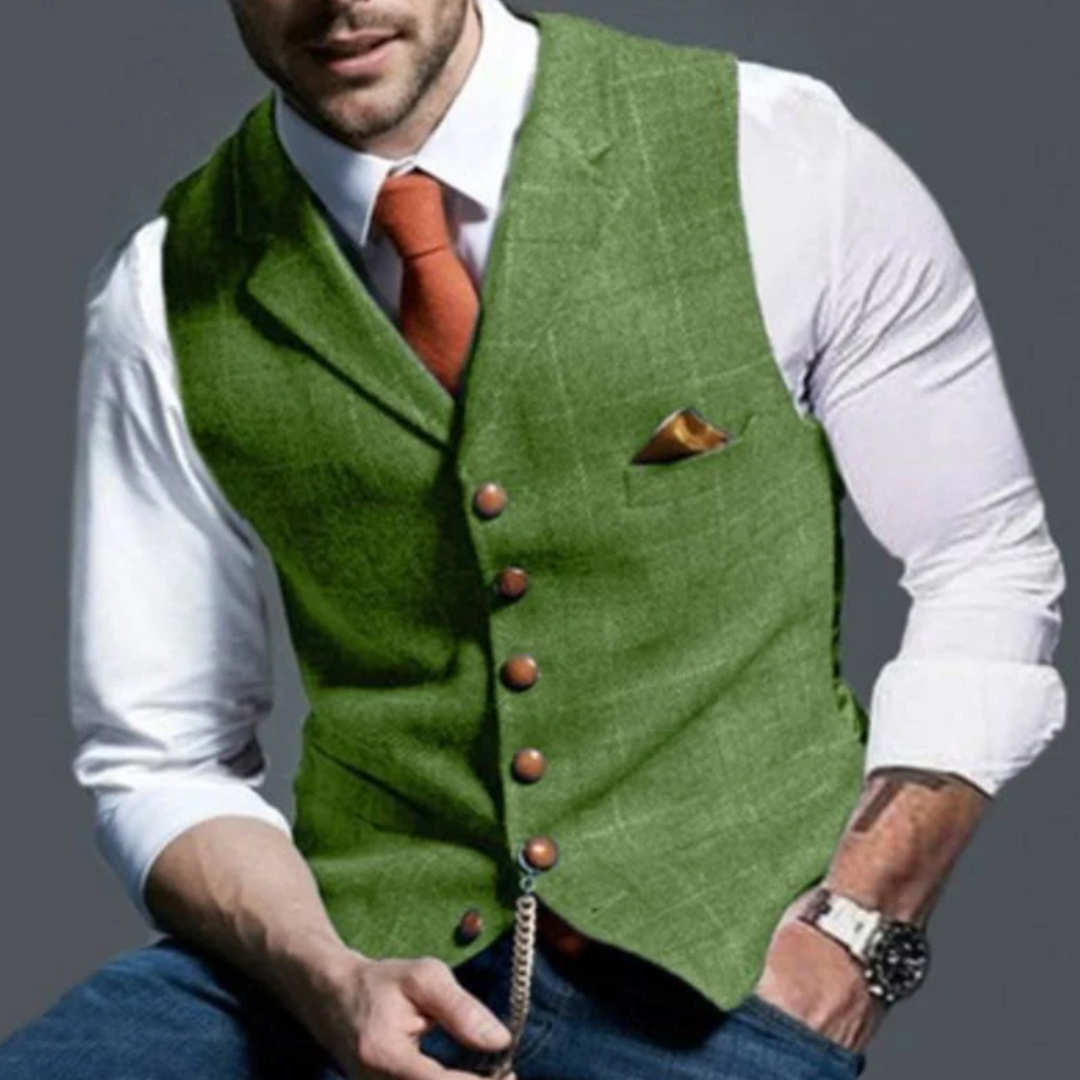 Sideprofil av en skreddersydd slim fit vest for herre. Fremhever den stilfulle passformen.