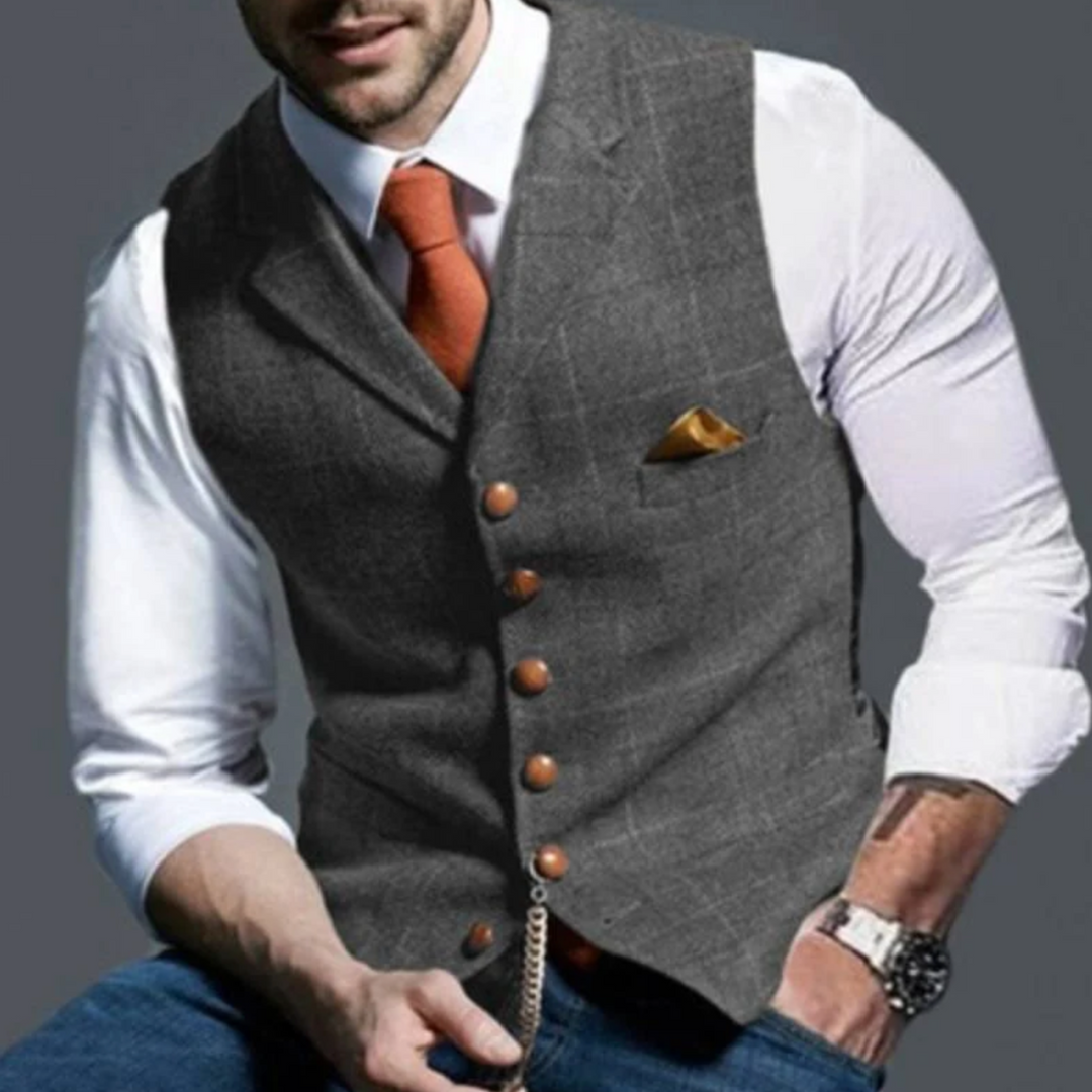 Ryggen på en elegant slim fit herrevest. Viser den rene og skreddersydde finishen.