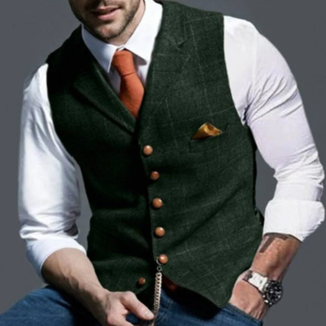 Klassisk slim fit knappevest for herre. Gir et stilfullt og elegant preg til ethvert antrekk.