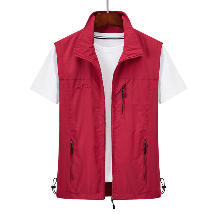 Moderne herre vest i lett materiale. En stilfull overgangsjakke med stående krage for casual hverdagsbruk og komfort.