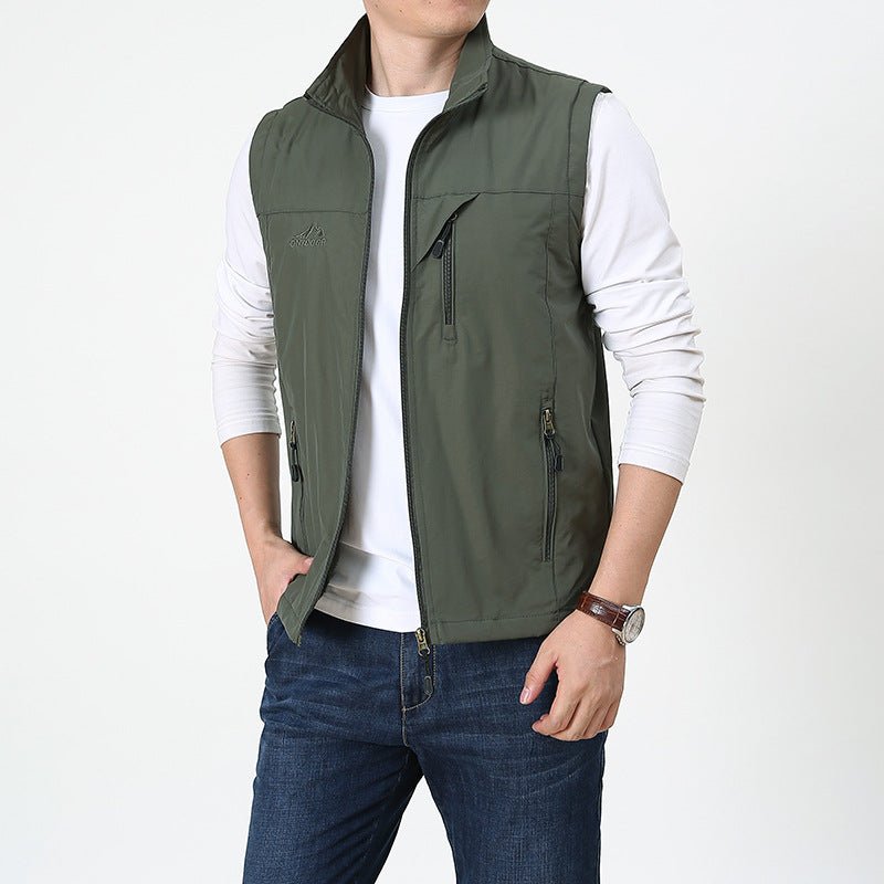 Komfortabel herre vest med stående krage. Lett og stilfull overgangsjakke, et moderne ytterplagg for casual dager.