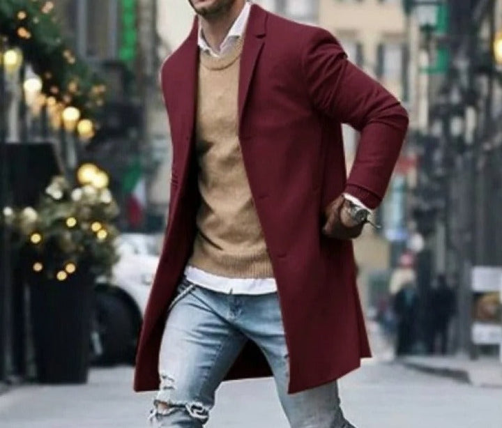 Nærbilde av herre vinterjakke i ullblanding, med moderne slim fit passform for et rent uttrykk.