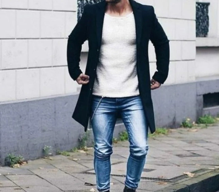 Herremodell iført elegant, slim fit vinterjakke i ullblanding, perfekt for urban stil.