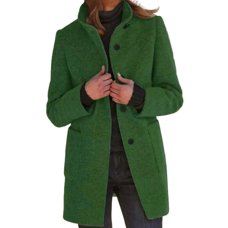 Trendy vintermantel for kvinner i helfigur, viser stil og varme. Moderne damejakke med knappelukking.
