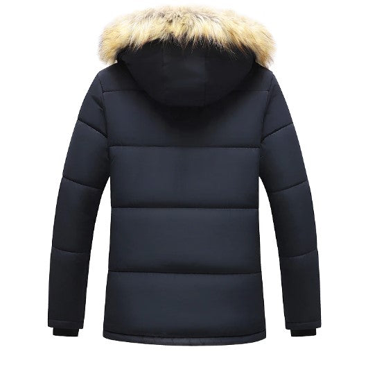 Sidebilde av komfortabel herre parkas. Varm vinterjakke for menn med avtagbar hette, et must-have ytterplagg.