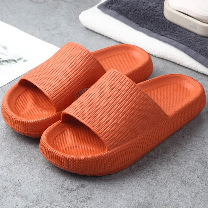 Komfortable unisex pantofler i vannavstøtende materiale, ideelle for avslapning og fotpleie hjemme.