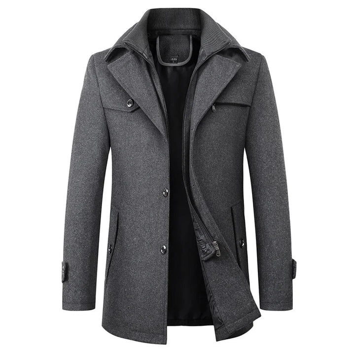 Moderne menns yttertøy: Stilig herrefrakk med høy krage. Elegant, lang frakk for formell og casual stil.