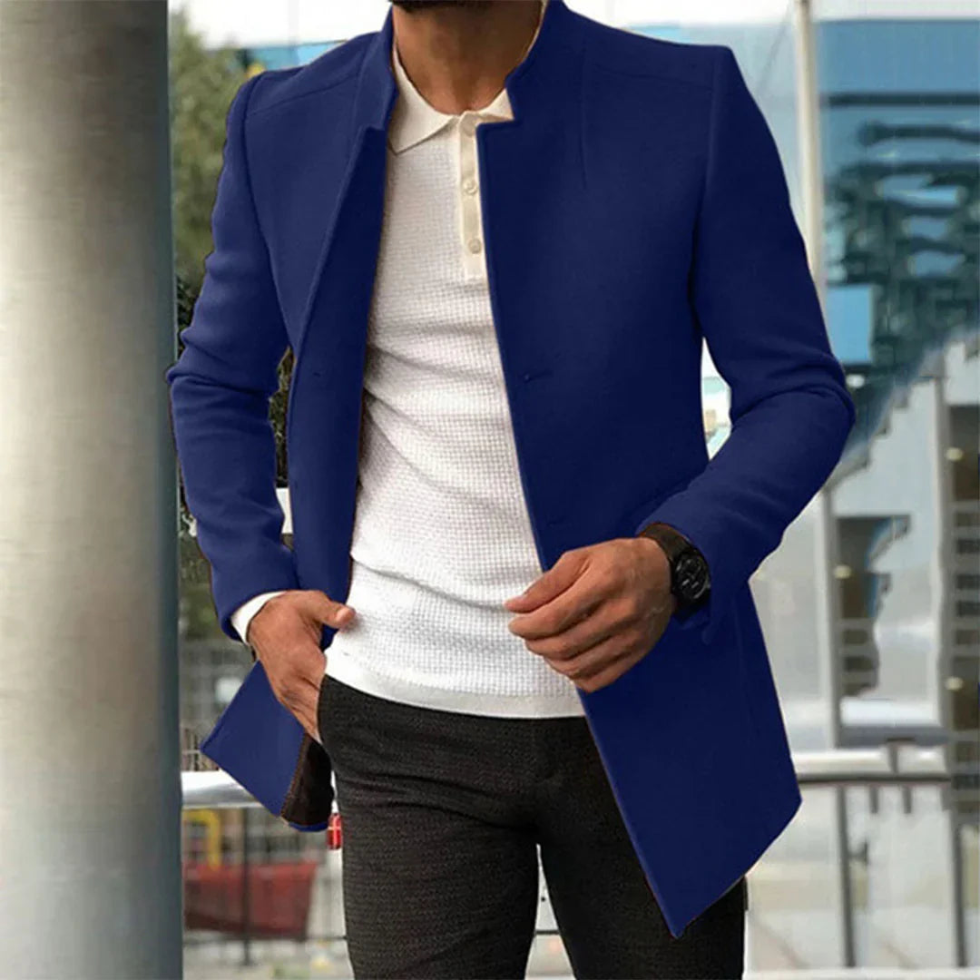 Detaljbilde av elegant svart herrefrakk, fremhever snitt og knapper for en formell anledning og stil.