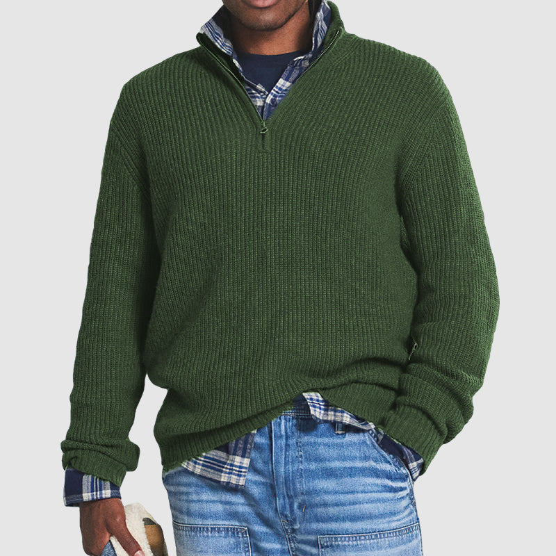 Mann i komfortabel herregenser med glidelås. Passer til både business og casual bruk.