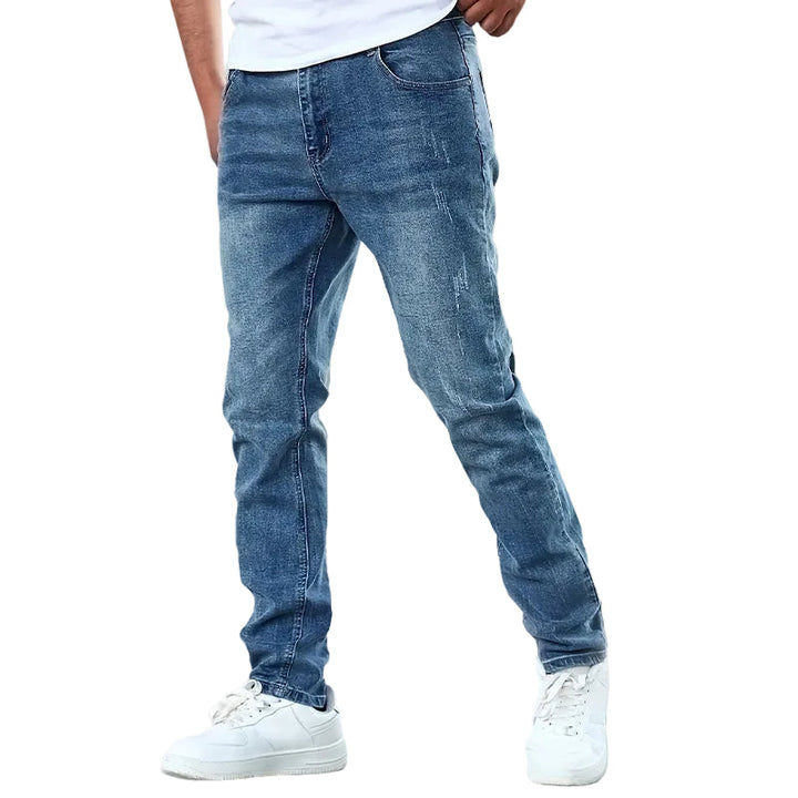 Klassiske herrejeans med rett ben i tidløs stil. Komfortable og allsidige hverdagsjeans for menn.