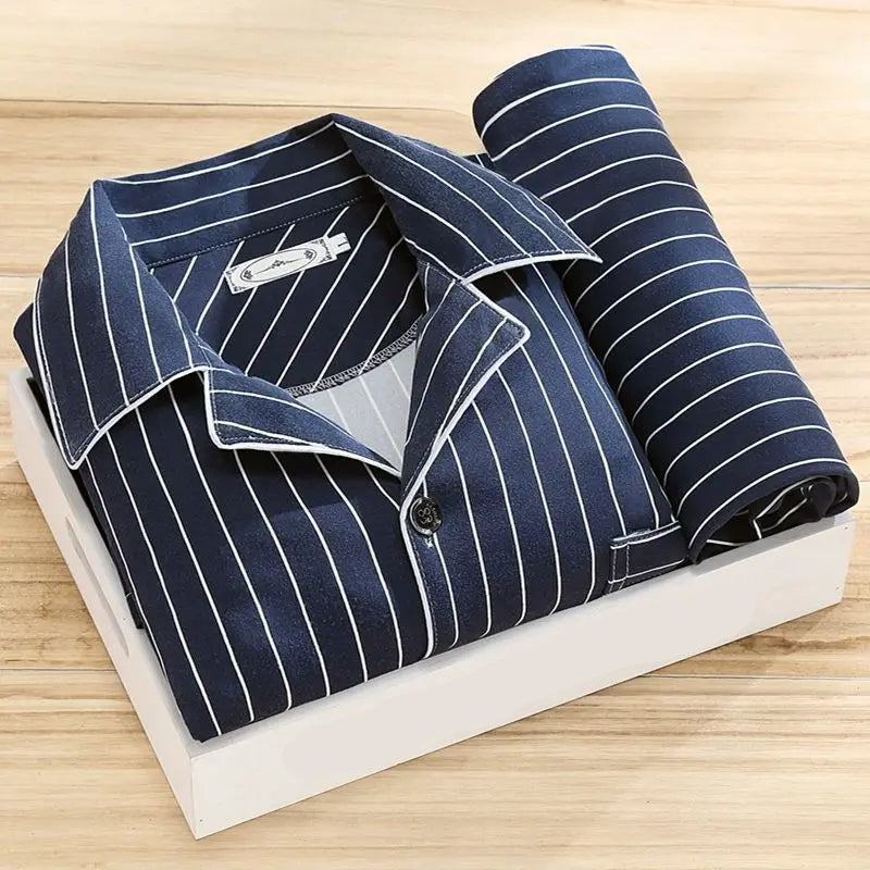 Elegant herre pyjamassett presentert som gaveidé. Komfortabelt nattøy i klassisk stil for enhver mann.