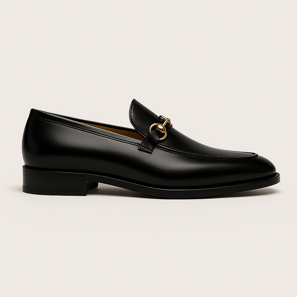 Svarte herreloafers i slip-on design for enkel komfort og stil. Ideelle som pensko eller stilige fritidssko.