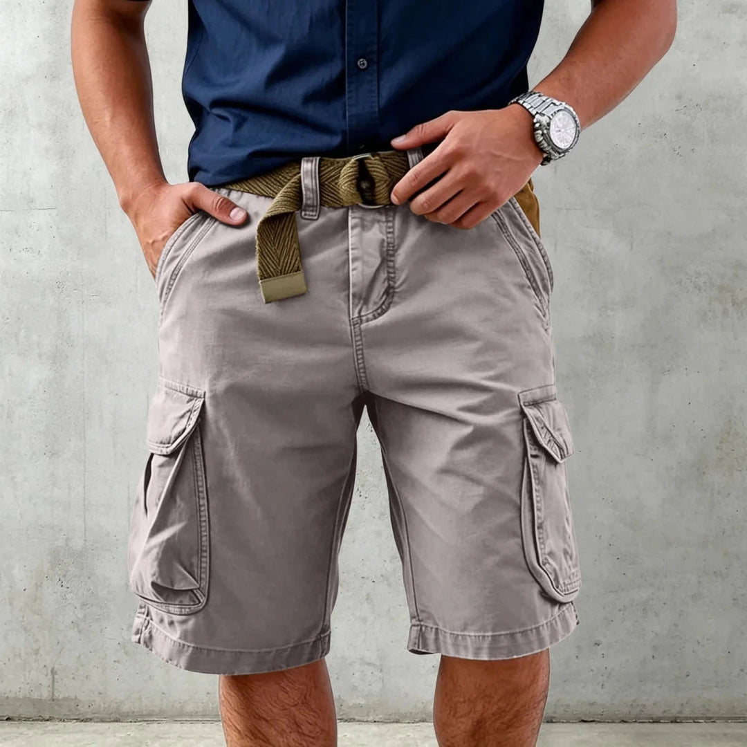 Praktiske herre cargo shorts med mange lommer, robust design, ideell for utendørs og hverdagsbruk.