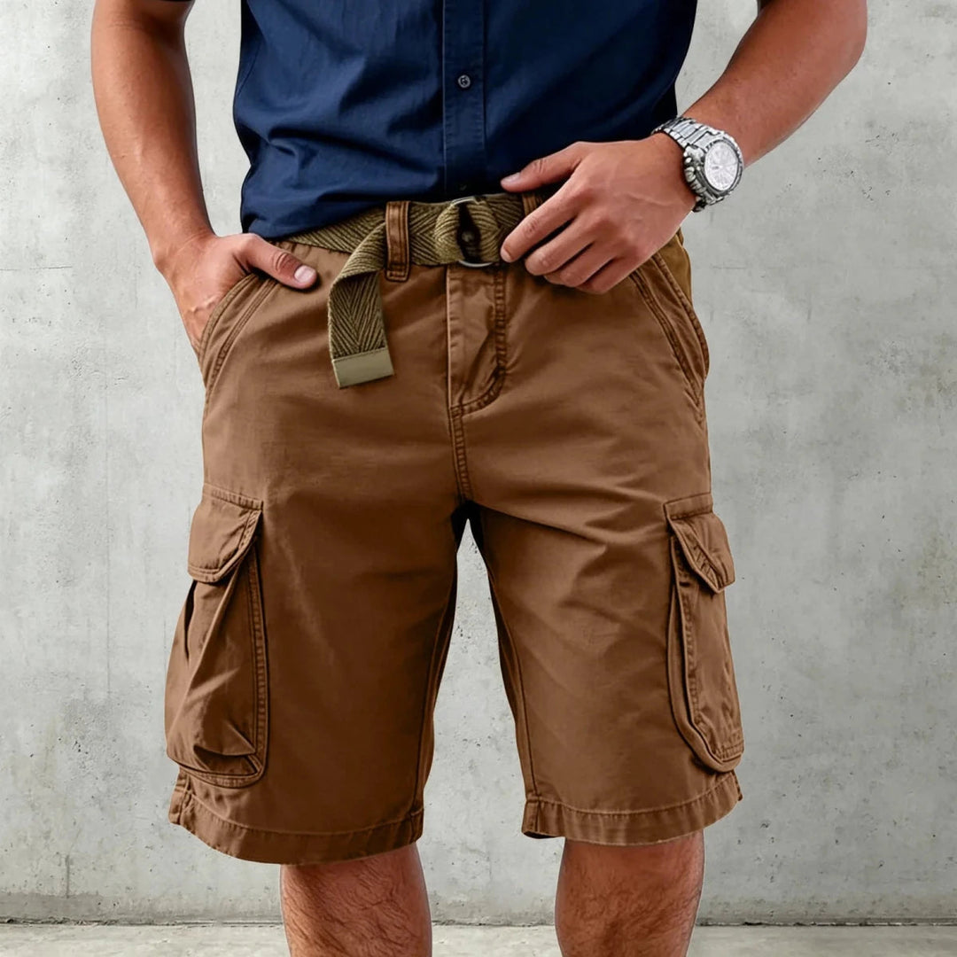 Trendy streetwear herre cargo shorts i løs passform, moderne flerlommet design for sommer og casual look.