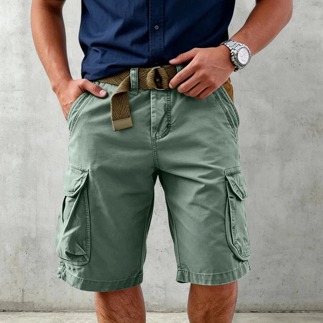 Allsidige herre cargo shorts for fritid og utendørs, komfortabel passform med praktiske lommer.